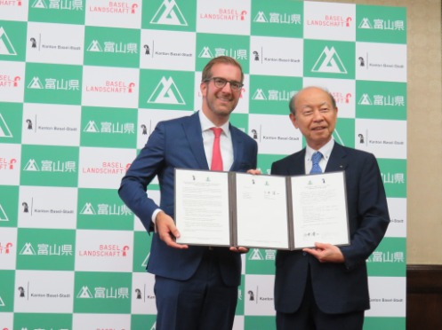 Der basel-städtische Regierungsrat Conradin Cramer (links) und Takakazu Ishii, Gouverneur der Präfektur Toyama, unterzeichnen ein Abkommen zur Stärkung der Zusammenarbeit.     